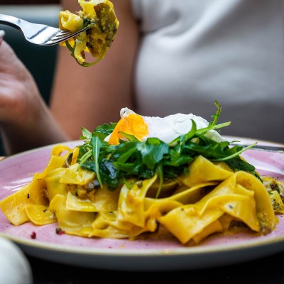 ΠΑΠΑΡΔΕΛΕΣ ΜΕ ΚΟΥΡΚΟΥΜΑ & ΑΥΓΟ ΠΟΣΕ ΠΑΠΑΡΔΕΛΕΣ ΜΕ ΚΟΥΡΚΟΥΜΑ & ΑΥΓΟ ΠΟΣΕ